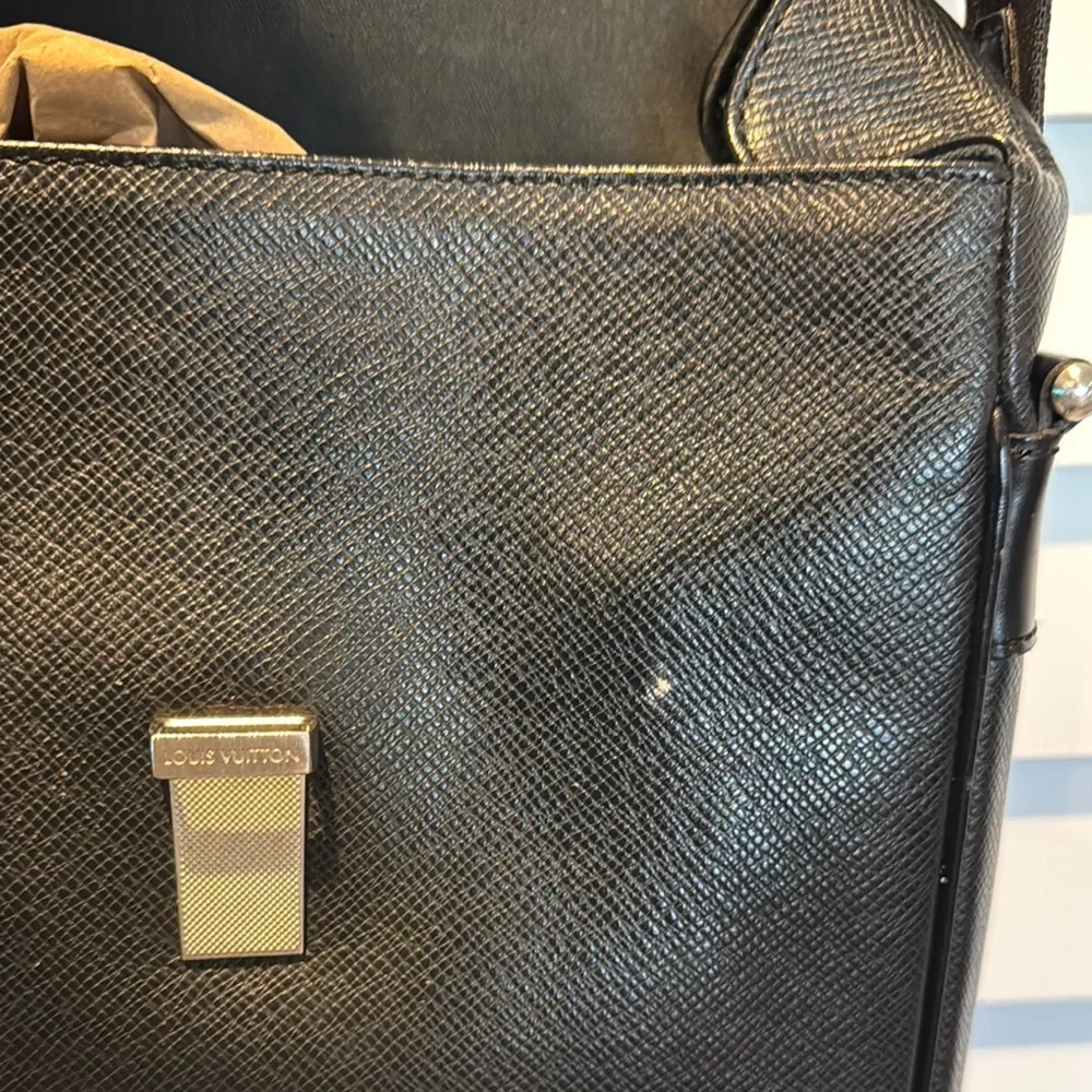 Louis Vuitton Authentic Taiga Yaranga Leather Vintage Bag with Adjustable Strap.